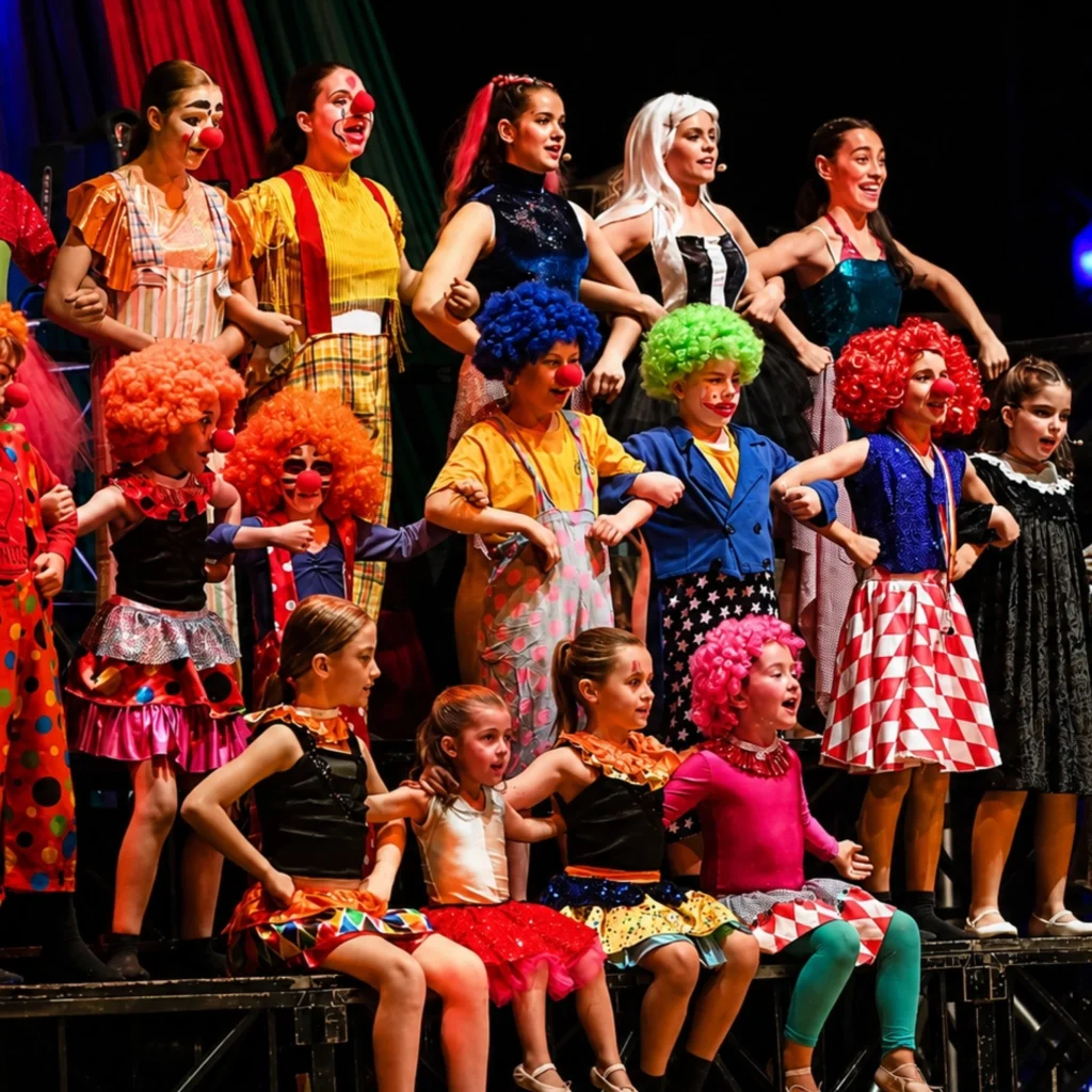 Ragazzi di 10-13 anni durante le prove del coro alla CMT Musical Theatre di Verona