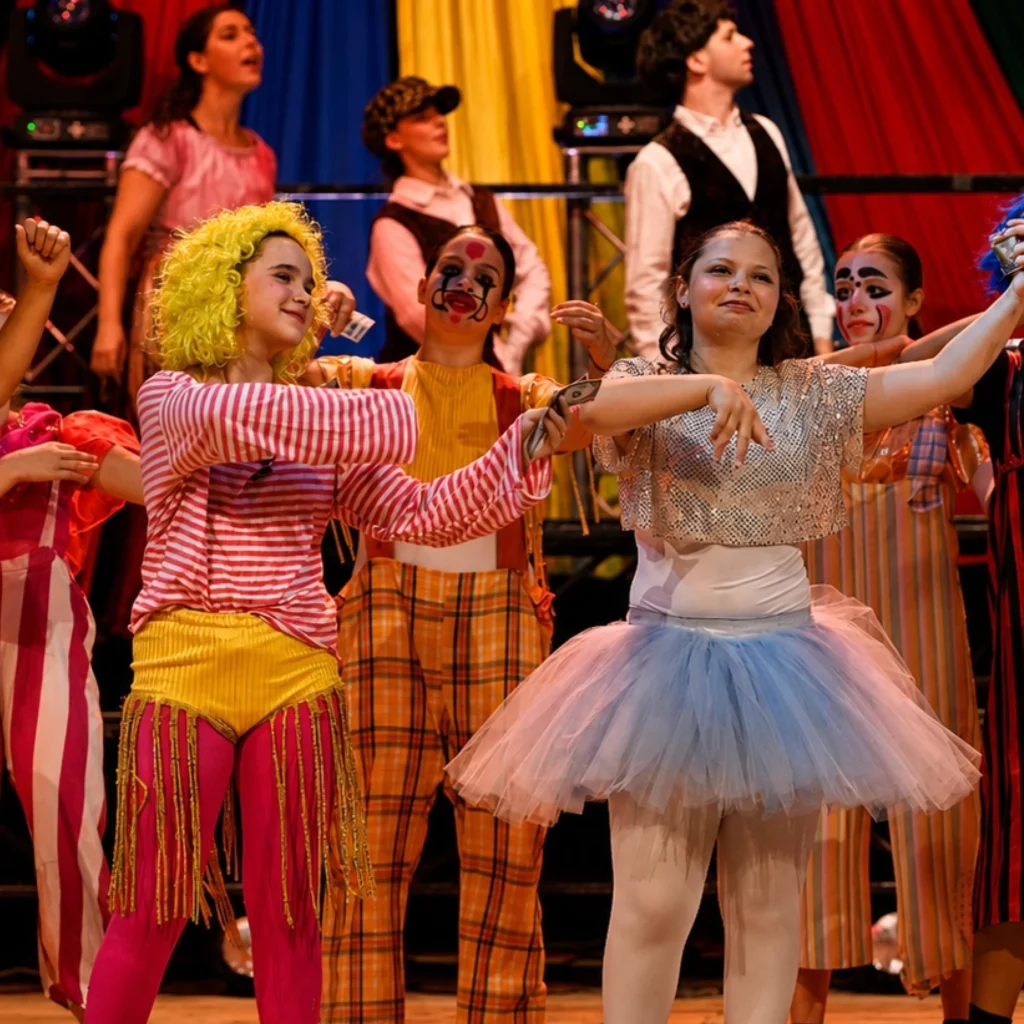 Ragazzi di 10-13 anni impegnati in una lezione di teatro alla CMT Musical Theatre di Verona