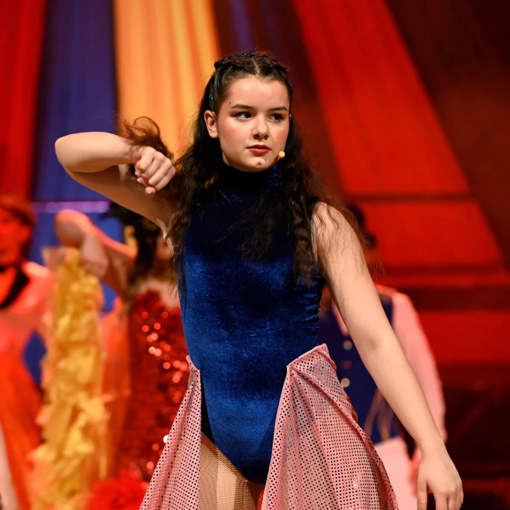 Allieva del corso musical 11-19 anni durante un'esibizione sul palco