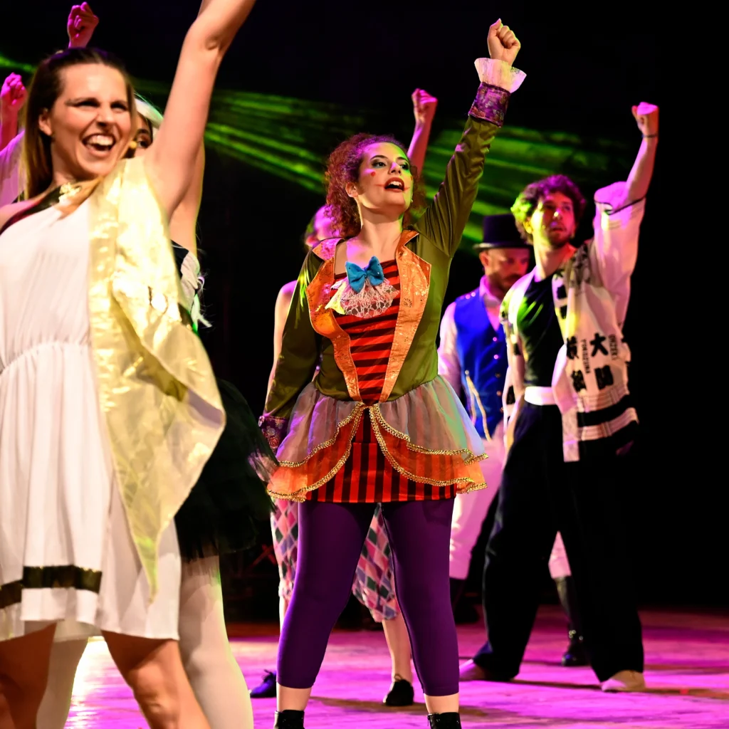 Performance di danza e musical theatre durante uno spettacolo CMT